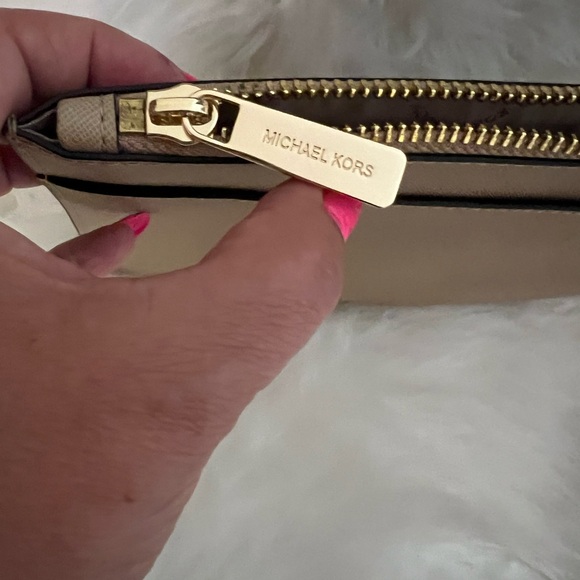 NWOT Michael Kors Front Pocket Colorblock Wristlet model No 38S0CTTW9T - Picture 3 of 9